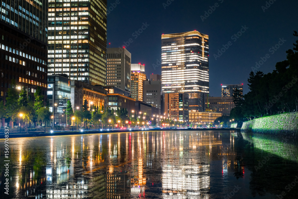 Obraz premium 東京都 ライトアップされた夜の丸の内、高層ビル群