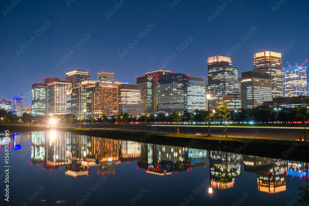 Obraz premium 東京都 夜の丸の内、高層ビル群