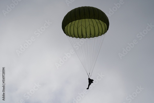 Fallschirmspringer am Himmel