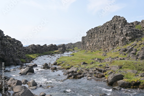 Río Öxará en Thingvellir, Islandia, corriendo entre las rocas