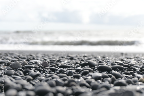 Guijarros o cantos rodados grises en una playa de Islandia