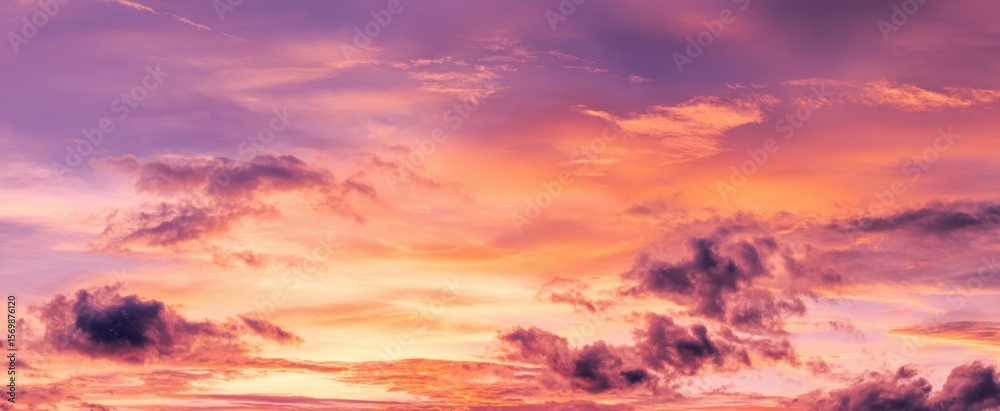 Fototapeta premium The Captivating Sunset with Vibrant Colors and Clouds in the Sky