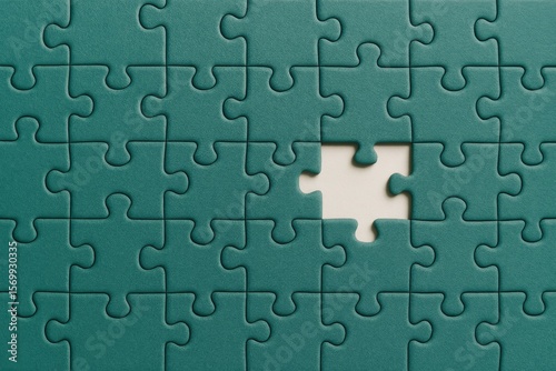 Ein fast fertiges grünes  Puzzle mit einem fehlenden Mittelstück, symbolisch für Lücken oder unvollständige Aufgaben. Generative KI