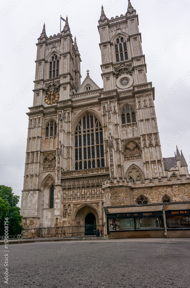 Obraz premium westminster abbey london uk vertical travel guide