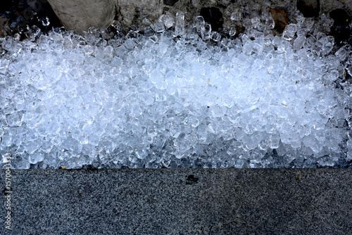 Tas de glaçons sur le trottoir