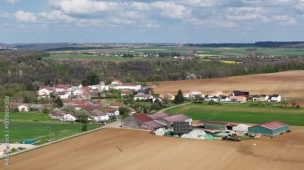 vue aérienne sur le village de Fermont , en Meurthe et Moselle , Lorraine. On voit des exploitations agricoles et les cultures autour