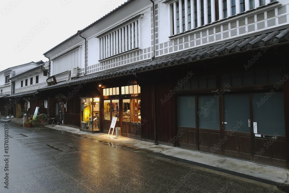 Fototapeta premium 日本:倉敷美観地区/灯りががつき始めた町並み/岡山県倉敷市