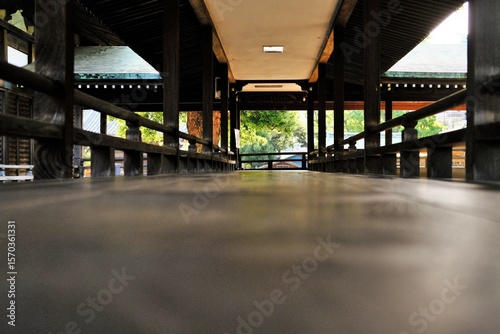 日本、東京、柴又帝釈天、佛寺、寺院、文化財、木造建築、古代建築、日本文化、歷史名勝、木、綠色、青空、銅灯篭、写真素材	