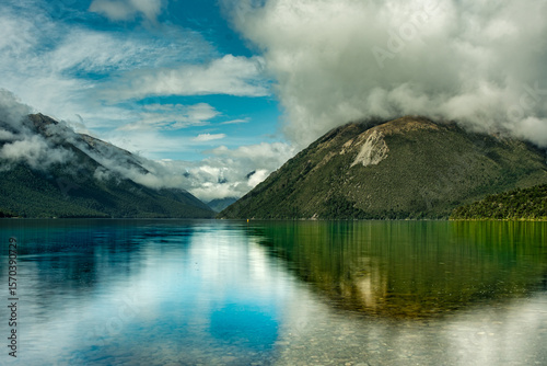 Foto Mirror reflections on the Forest enclosed Lake Rotoiti at St Arnaud Nelson