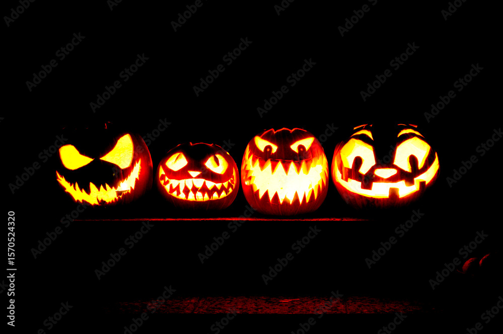 Naklejka premium pumpkin carving halloween jack-o'-lanterns glowing in the dark - 
