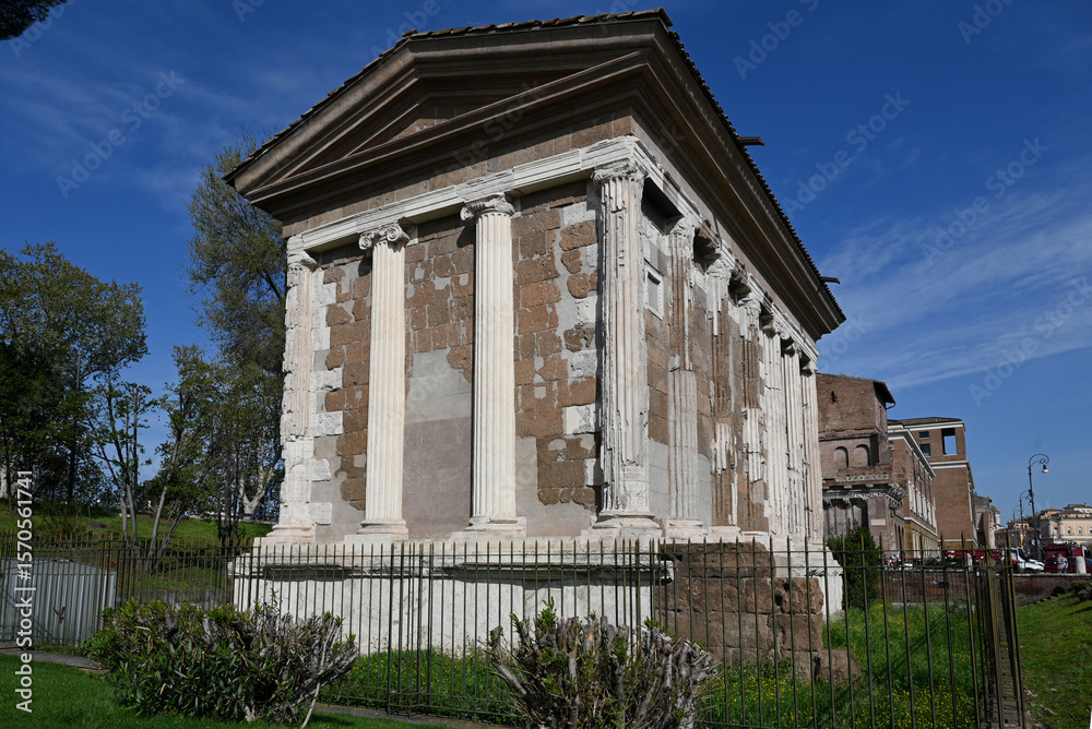 Fototapeta premium Antico tempio Romano dedicato a al dio Portuno, dio dei porti e delle porte