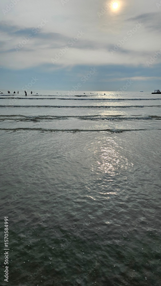 Obraz premium 구름 낀 바닷가의 저녁 노을과 수평선