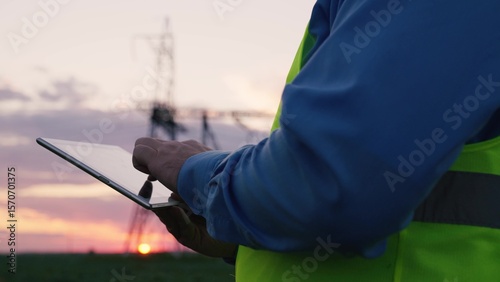 Photos electrician with tablet his hands at sunset