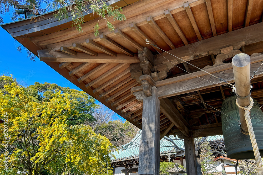 Obraz premium 歴史を感じる寺院の鐘楼と梵鐘