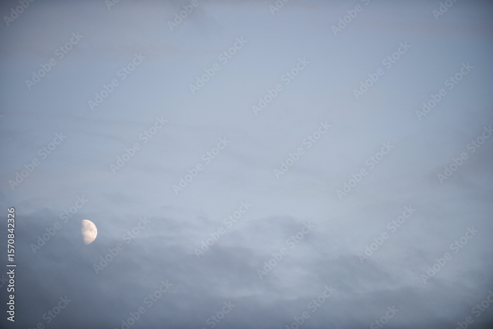Naklejka premium Scenic view of moon against sky