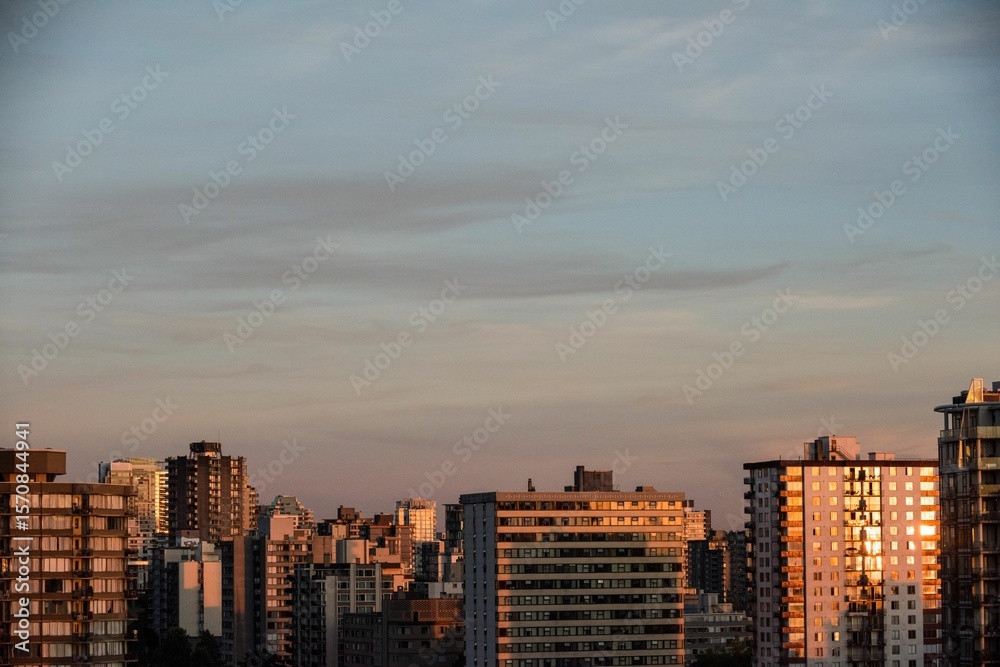 Obraz premium Sunlight falling on buildings during sunset