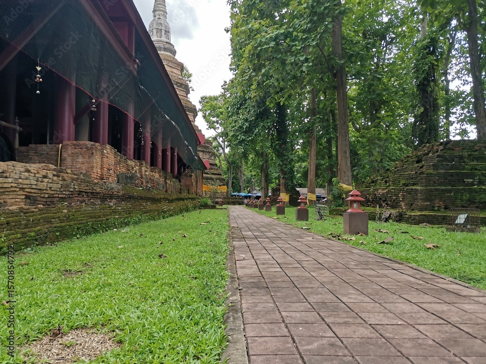 Obraz premium Thai temple walkway by ancient brick background
