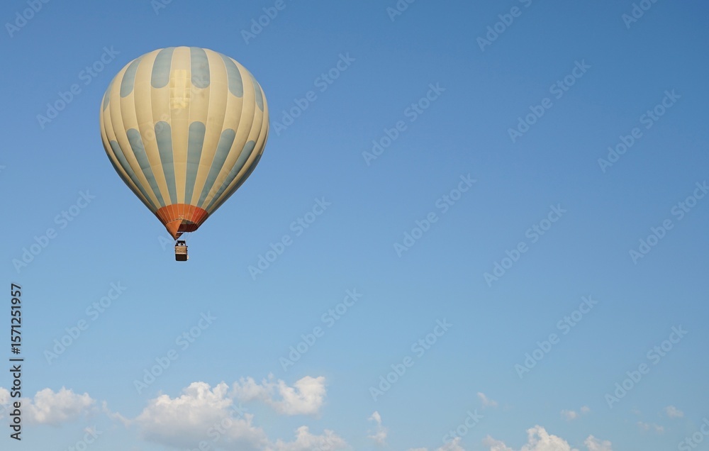 Naklejka premium A hot air balloon in the blue sky