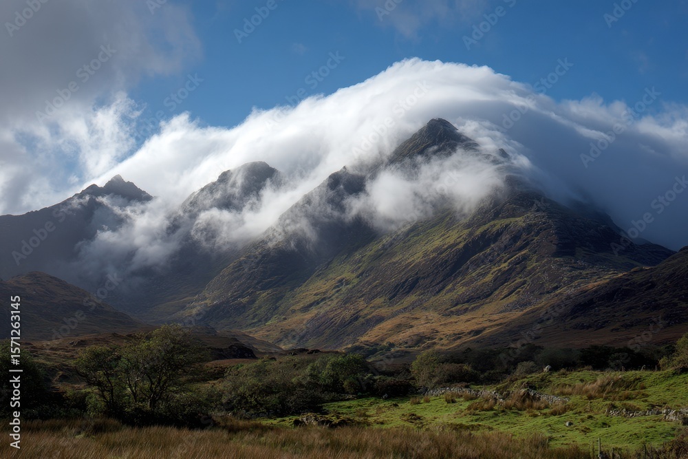 Obraz premium Mountain blanketing clouds in Ireland