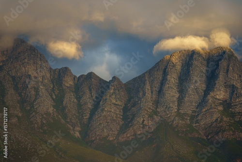 Foto Detail the majestic Kogelberg Mountains rising above Kogel Bay, seen from Clarence Drive on the eastern shores of False Bay, Western Cape, South Africa