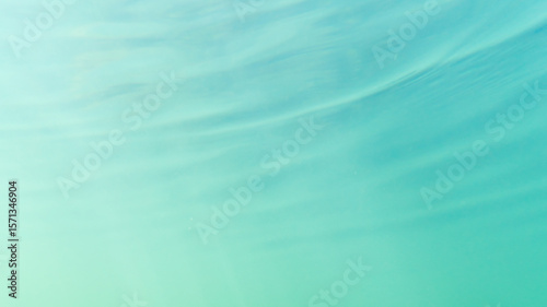 Wasseroberfläche eines Sees von unten