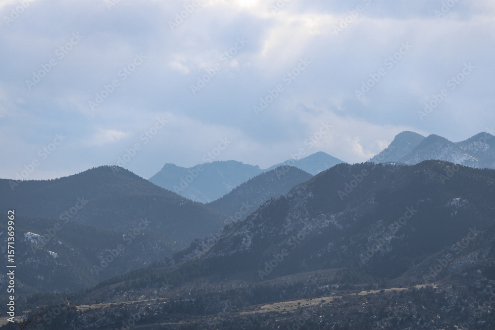 Fototapeta premium Serene Mountain Landscape With Rolling Hills and Cloudy Sky at Garden of the Gods, Colorado