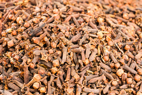 Fototapeta Naklejka Na Ścianę i Meble -  These dried clove buds (Syzygium aromaticum), with their rich color and textured surface, are prized for their intense aroma, medicinal value, and essential role in spice blends.