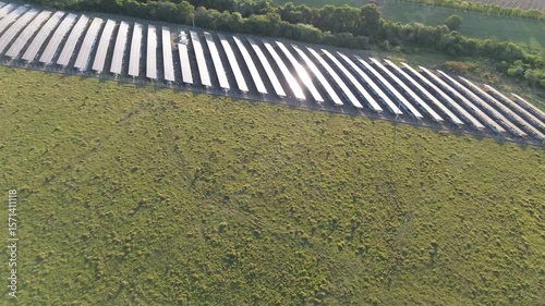 Paineis solares de uma usina fotoelétrica, energia limpa e renovável, localizada em uma fazenda de Boituva, interior do Estado de São Paulo, Brasil, em uma imagem aérea obtida com drone.