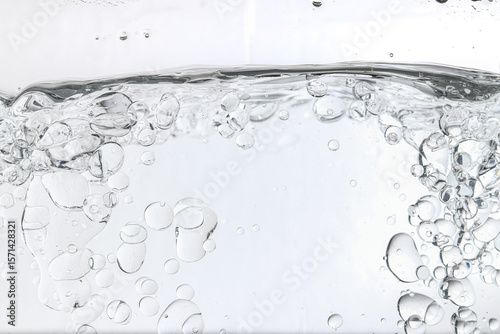 Foto Crystal-clear liquid with rising bubbles, symbolizing purity, hydration, and freshness