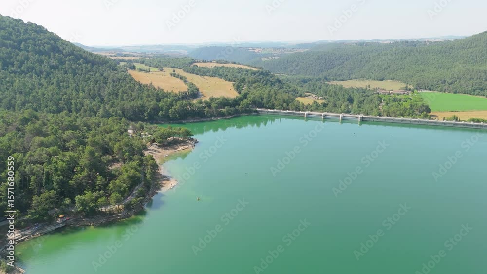 Vista aérea del Embalse de Sant Ponç un día soleado de verano. Paisaje con bosques de pino y aguas turquesas. Cataluña, España. Vista aérea del Embalse de Sant Ponç un día soleado de verano. Paisaje con bosques de pino y aguas turquesas. Cataluña, España.