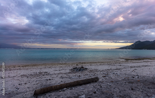 Lever de soleil sur la plage de Tema'e sur l'île de Mo'orea en Polynésie 