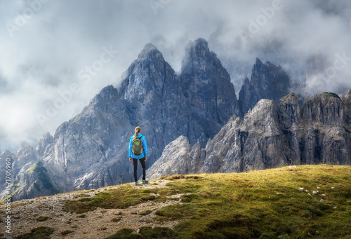 Sporty woman standing on gr...