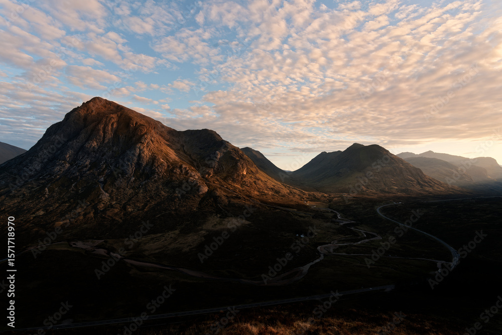 Ταπετσαρία Sunset in the scottish mountains as the sky starts to catch fire on a warm summe