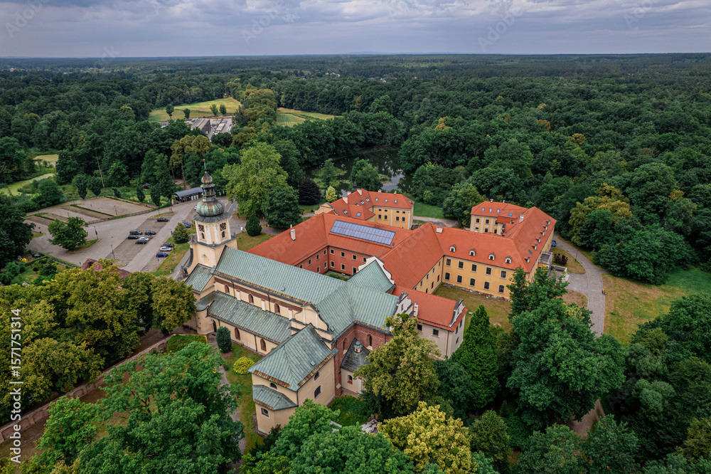 Fototapeta premium Pocysterski Zespół Klasztorno-Pałacowy w Rudach na Śląsku w Polsce. Położony w przepięknym parku krajobrazowym
