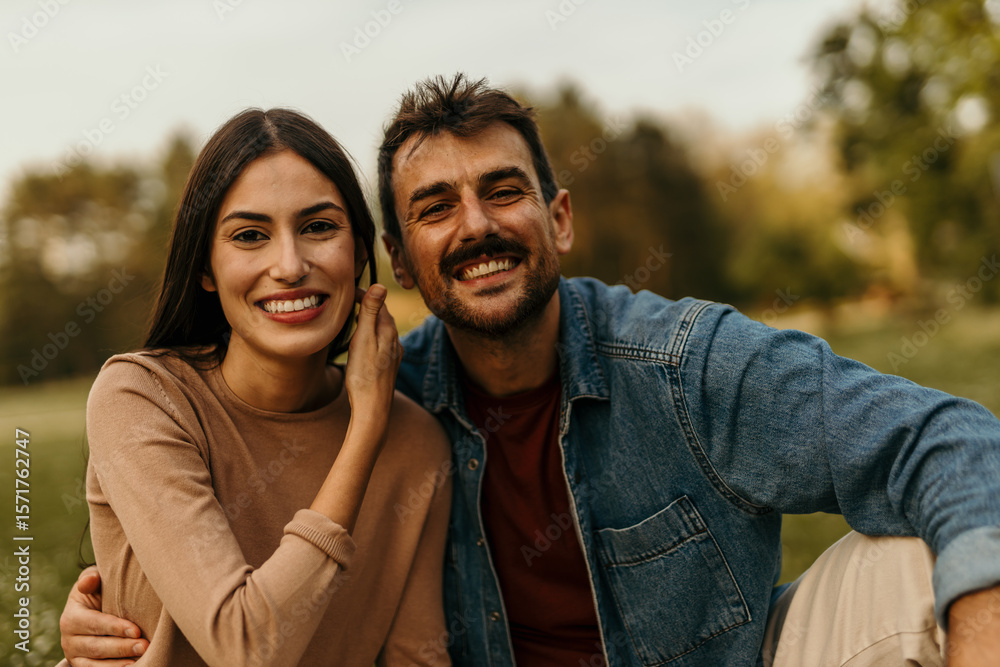 Obraz premium Happy couple smiling and embracing outdoors in nature
