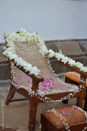 chaise en bois, décorée de fleurs de lotus pour une cérémonie au temple Kelaniya, Colombo au Sri Lanka