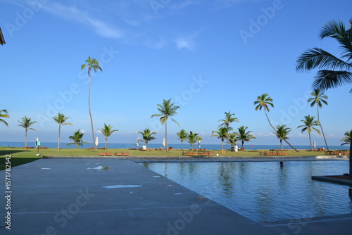 piscine, derrière des palmiers en face de la mer, sur une plage de Trincomalée, au Sri Lanka