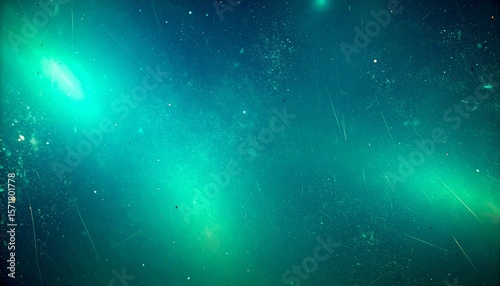 ダークティールの背景にグリーンがかったシアン色のライトリークが淡く広がり、軽い傷と埃の粒子が散らばるムーディーで神秘的な雰囲気を醸し出すレトロフィルムテクスチャ

