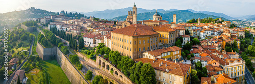 Tableau sur toile Aerial view of Bergamo’s Città Alta in Italy with terracotta rooftops, historic