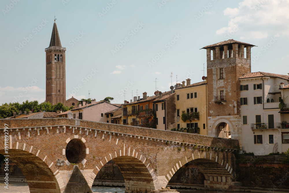 Obraz premium Puente de ladrillos de piedra (Ponte Pietra) en Verona