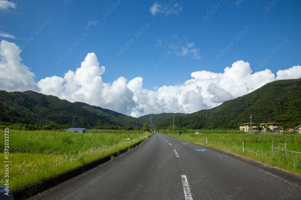 Fototapeta premium 夏の奄美大島の風景。海。雲。