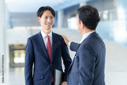 Foto オフィスで働く男女のビジネスマン