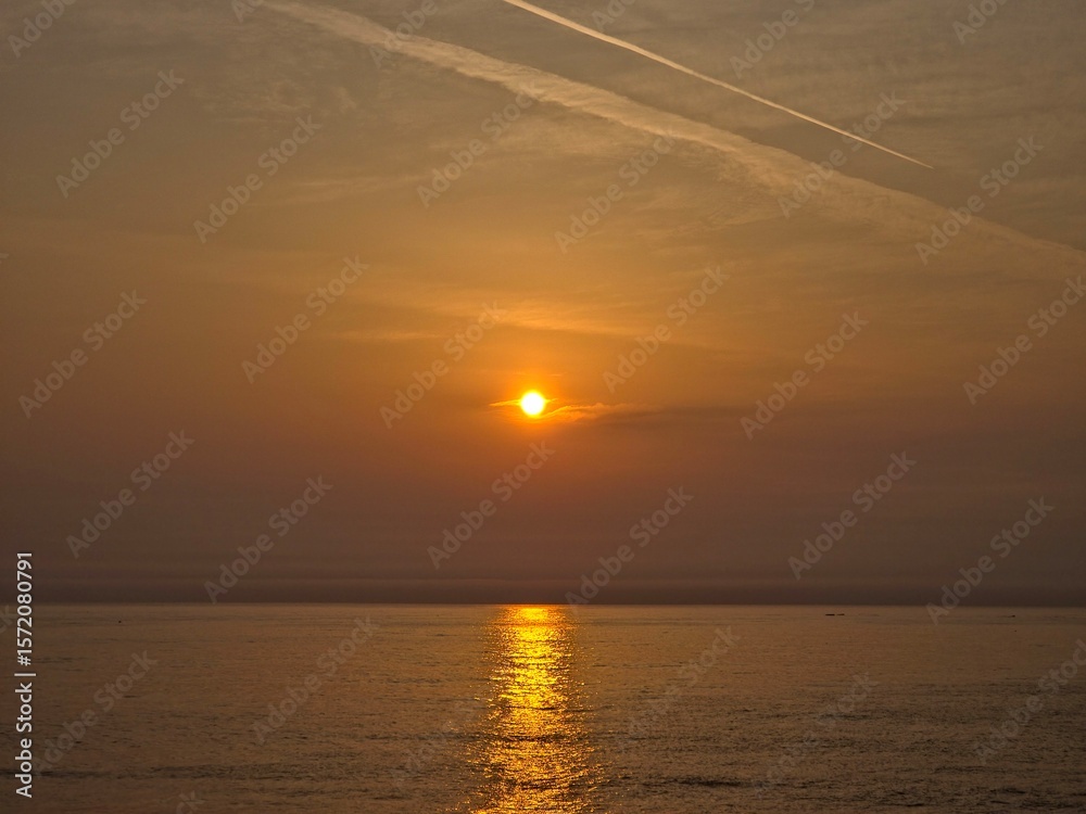 Obraz premium Early dawn, sea horizon sunrise, beautiful natural sunrise dawn seascape background, Yeongdeok sea, South Korea - 동트는 새벽, 바다 수평선 해돋이, 아름다운 자연의 일출 새벽 바다 풍경 배경, 영덕 바다, 한국