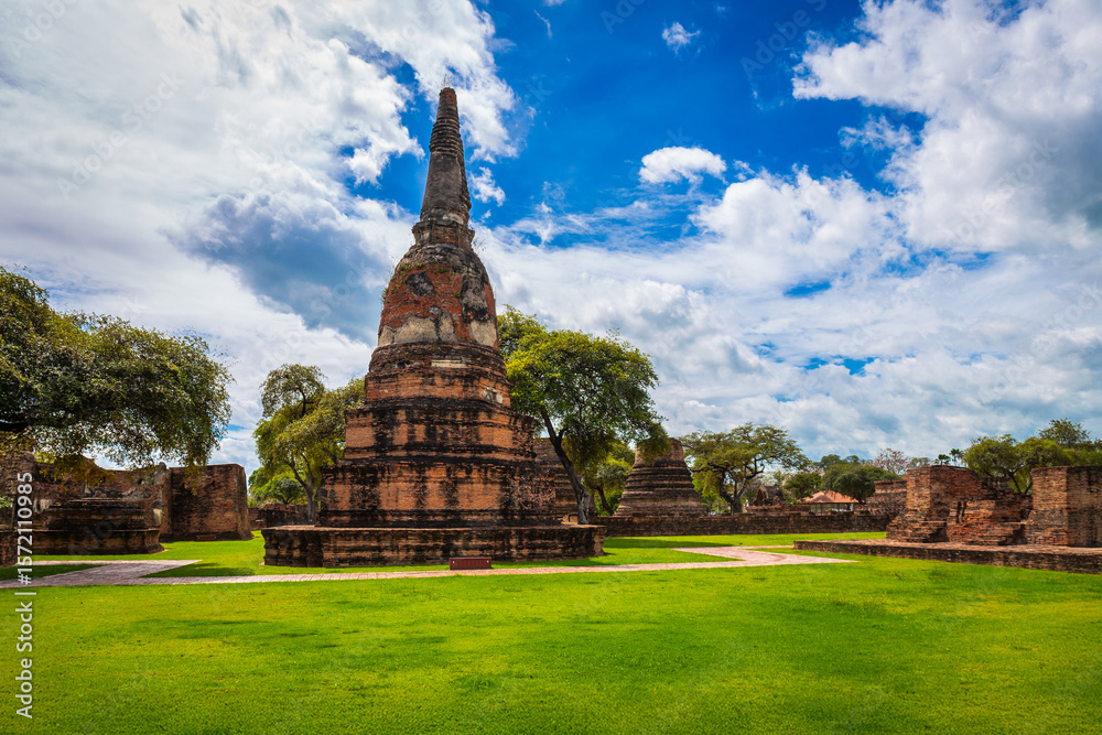 Obraz premium The ancient pagoda of Wat Rama is in the Ayutthaya Historical Park. It is a place and important tourist attraction near Bangkok, Thailand.