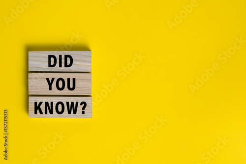 Fotografía did you know words on wooden blocks isolated on yellow background