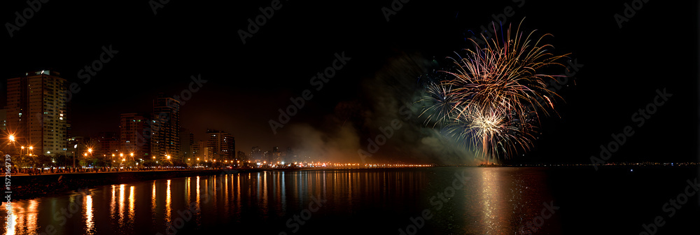 Obraz premium Fogos de Artifício na Beira Mar