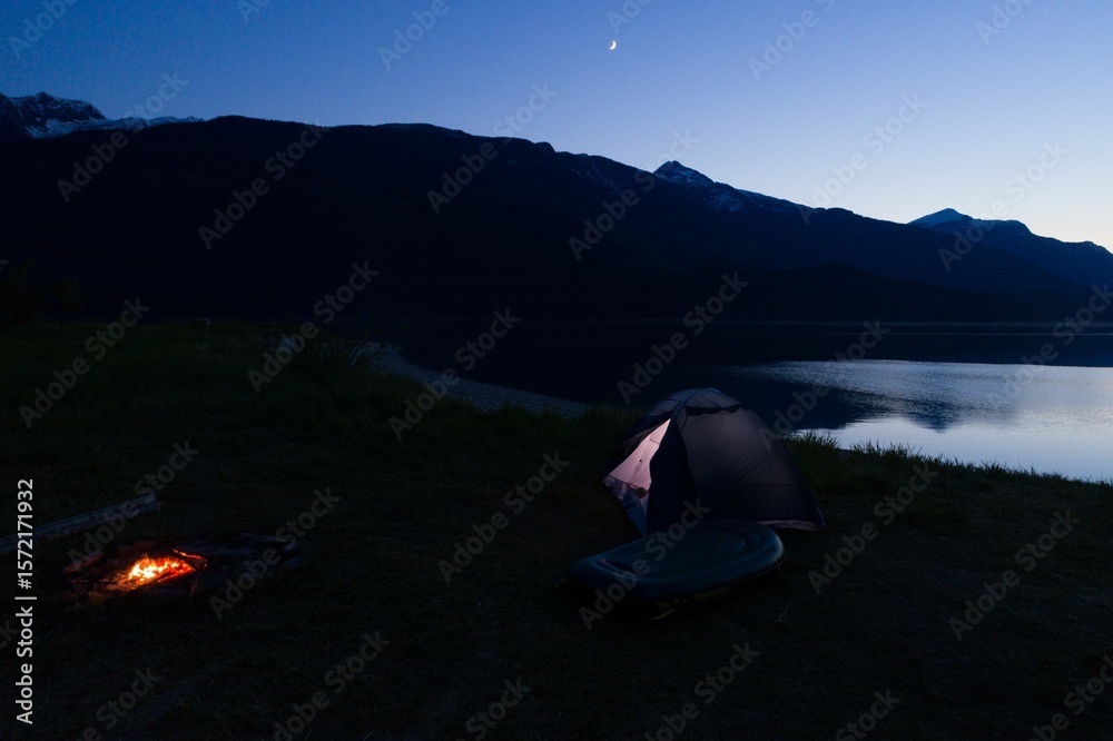 Obraz premium Tent standing beside lake in the evening