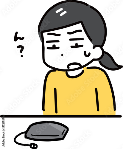 膨張したモバイルバッテリーに気付く女性