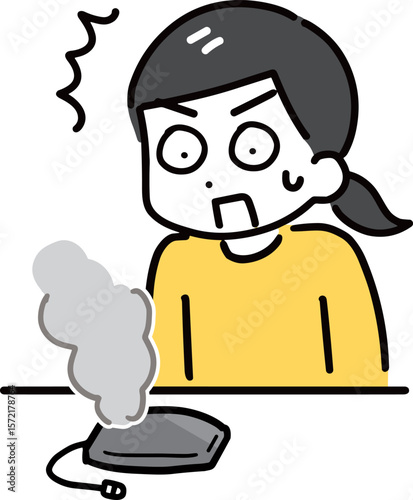 モバイルバッテリーの煙に驚く女性