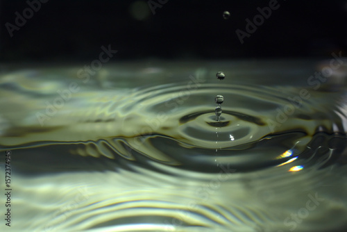 Gouttes d'eau dans un bassin aquarium